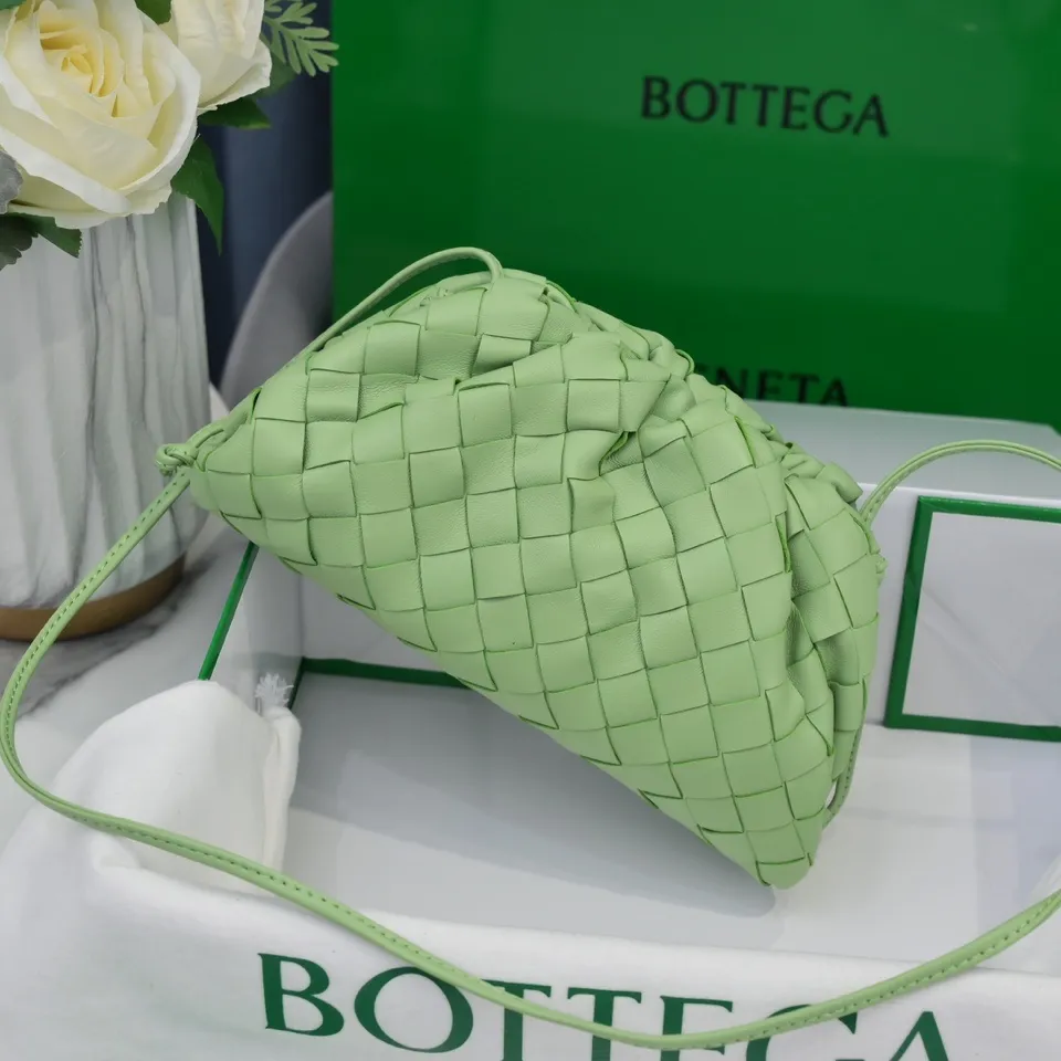Batch 1260 large grid weaving The pouch cloud bag is the first series designed by former Celine designer Daniel Lee after joining BV. The upper body is extremely ecstatic ~ fashionable and classy ~ elegant and concise, lazy and intellectual size: 23*13*8 [Little Cloud Rough Weave#]